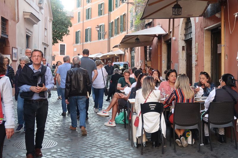 comer en la Roma en la calle