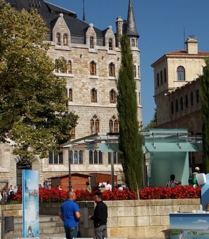 Casa Botines desde la plaza de las Palomas de León