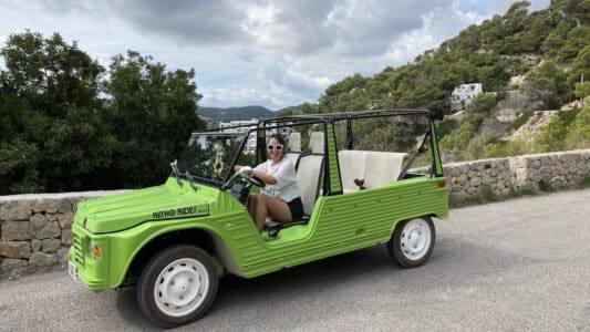 Mónica en un coche Mehari descapotable en el mirador de Cala Llonga Ibiza.