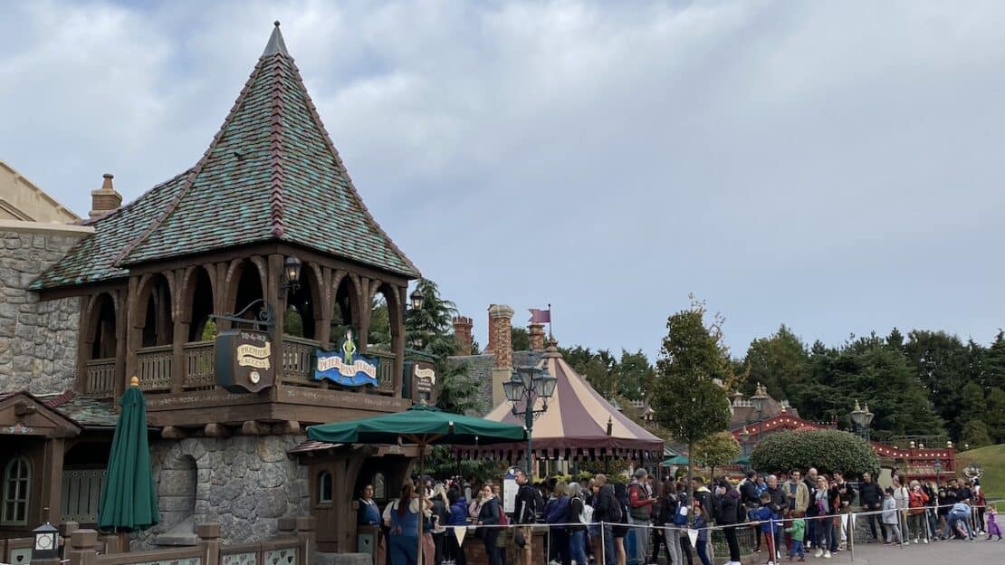 Entrada de la atracción Peter Pan's Flight con el cartel de Disney Premier Access y fila de espera en Disneyland Paris.