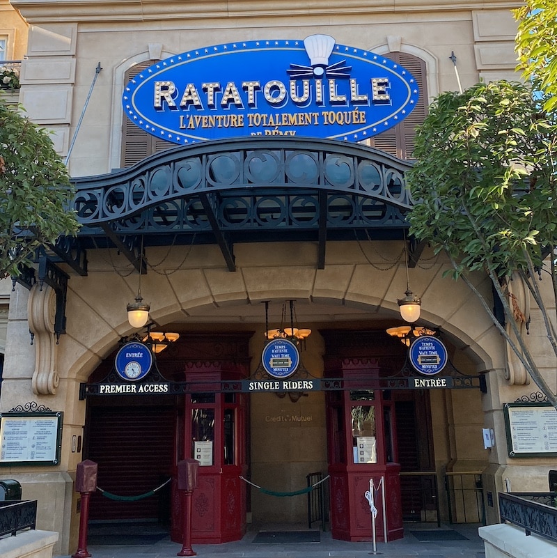 Carteles de los tres accesos en la atracción de Ratatouille: Single Rider, Disney Premier Access y cola normal.