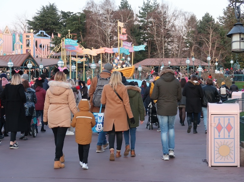 Zona de Fantasyland en Disneyland Paris completamente llena de gente frente a las atracciones en un día de mucha afluencia.