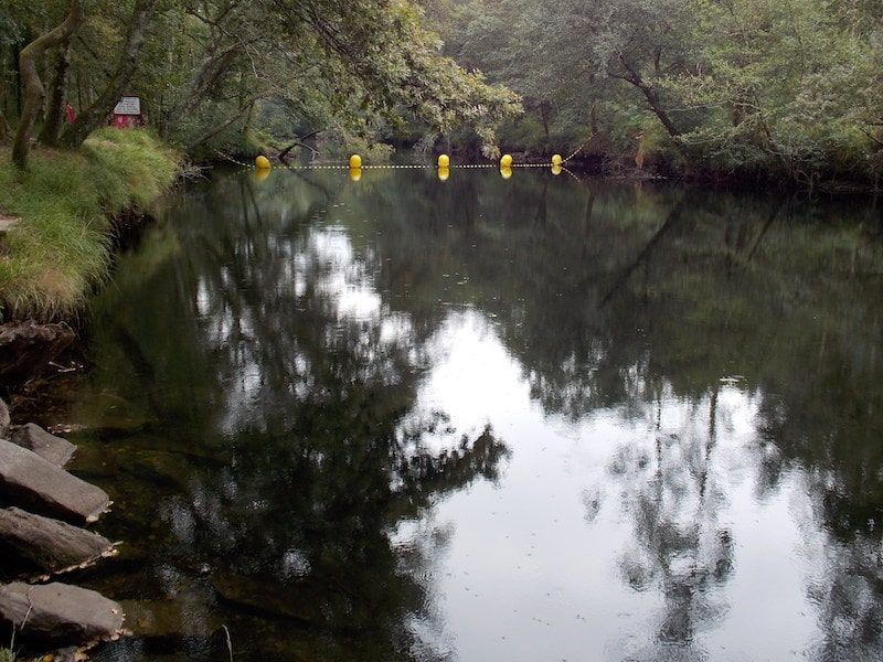 Viajar a Galicia para bañarse en una playa fluvial
