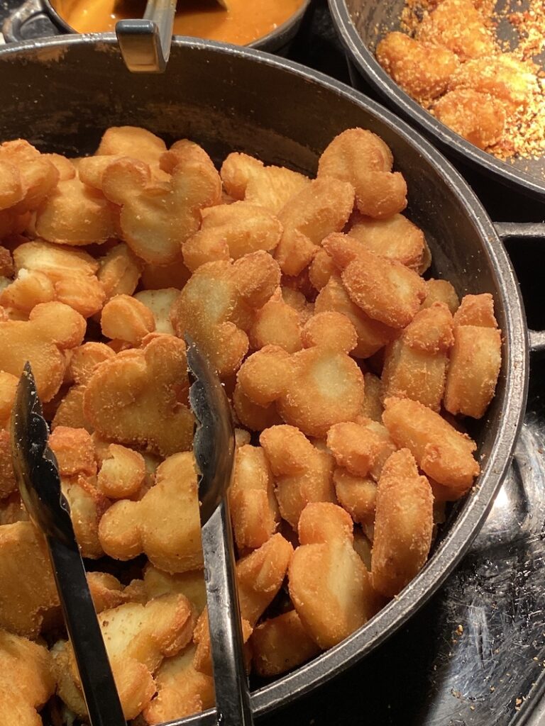 Bandeja de patatas fritas con forma de Mickey Mouse en el buffet del Hotel Sequoia Lodge.