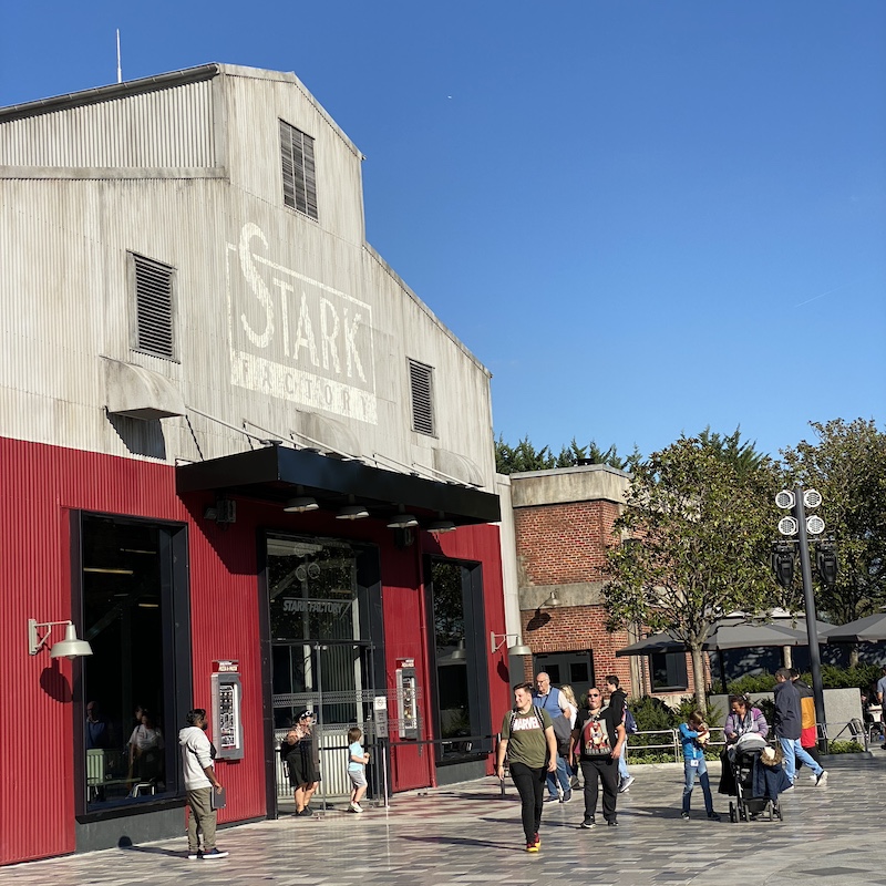 Fachada industrial del restaurante Stark Factory en el Avengers Campus de Walt Disney Studios Park.