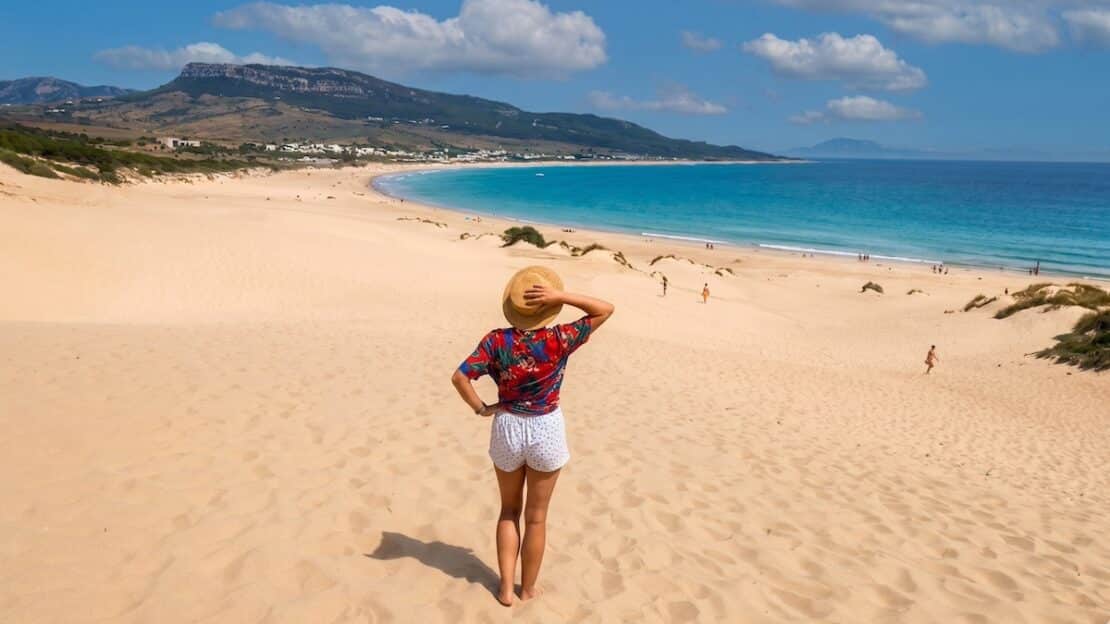 Mónica de El Viaje de Sofi en la duna de la playa de Bolonia en Cádiz, una de las mejores playas de España.