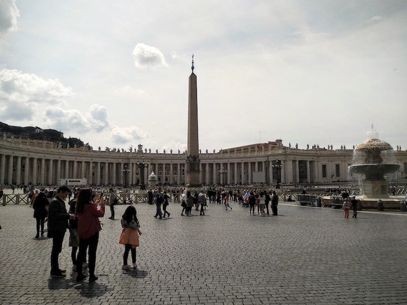 Vista panorámica de la Plaza de San Pedro en el Vaticano con turistas durante el año de Jubileo.