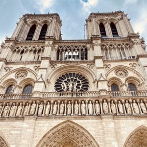 Detalle de gárgola y esculturas de la fachada de la Catedral de Notre Dame de París