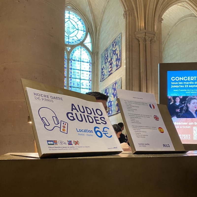 Cartel con los precios de las audioguías en la Catedral de Notre Dame de París