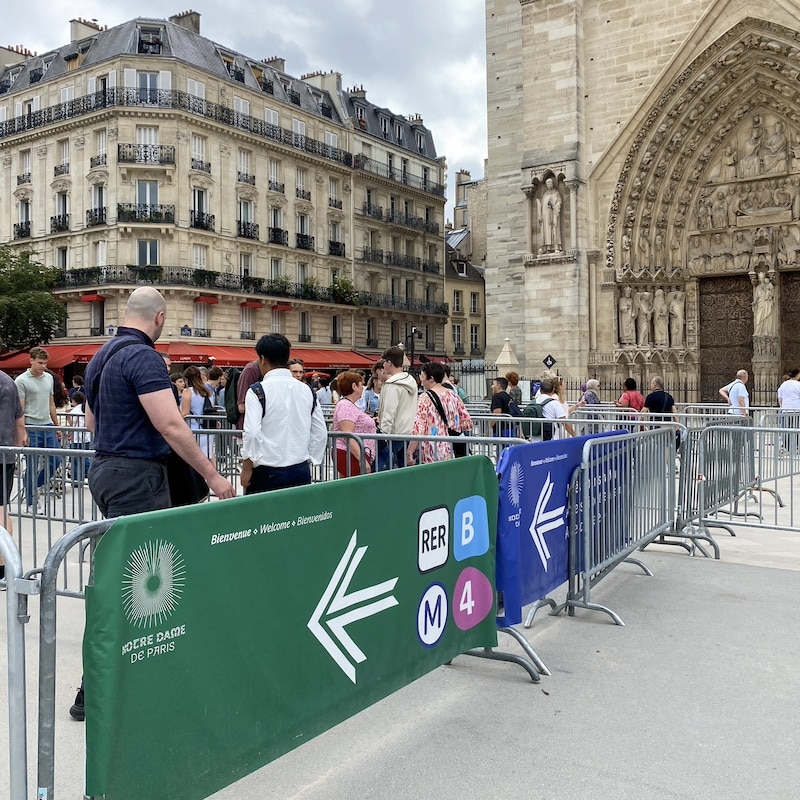 Turistas esperando en la fila de acceso a Notre Dame