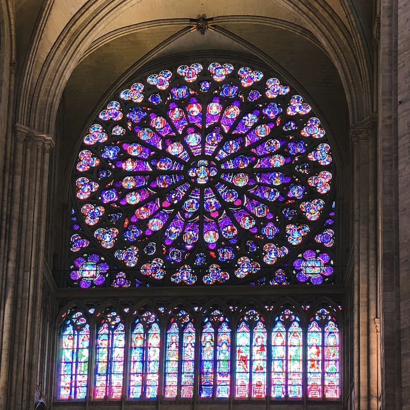 Rosetón gótico visto desde el interior de la Catedral de Notre Dame en París