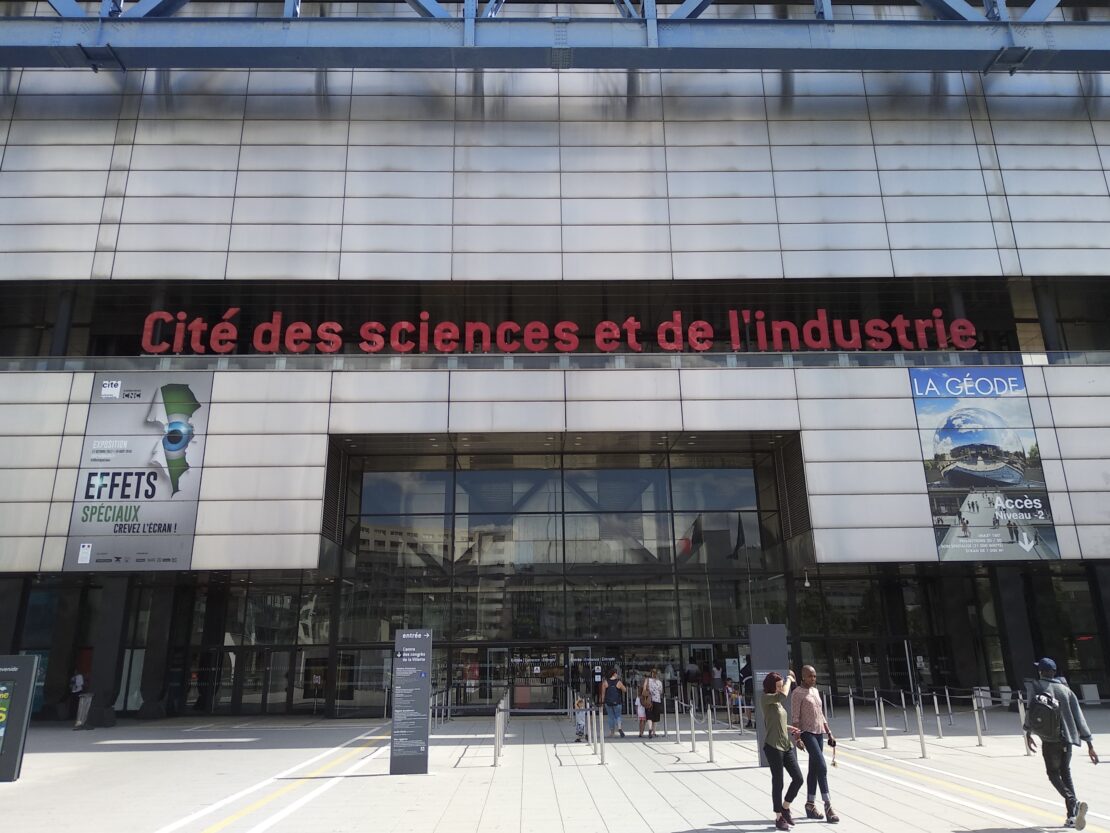 Fachada moderna del museo de Ciencias de París en La Villette