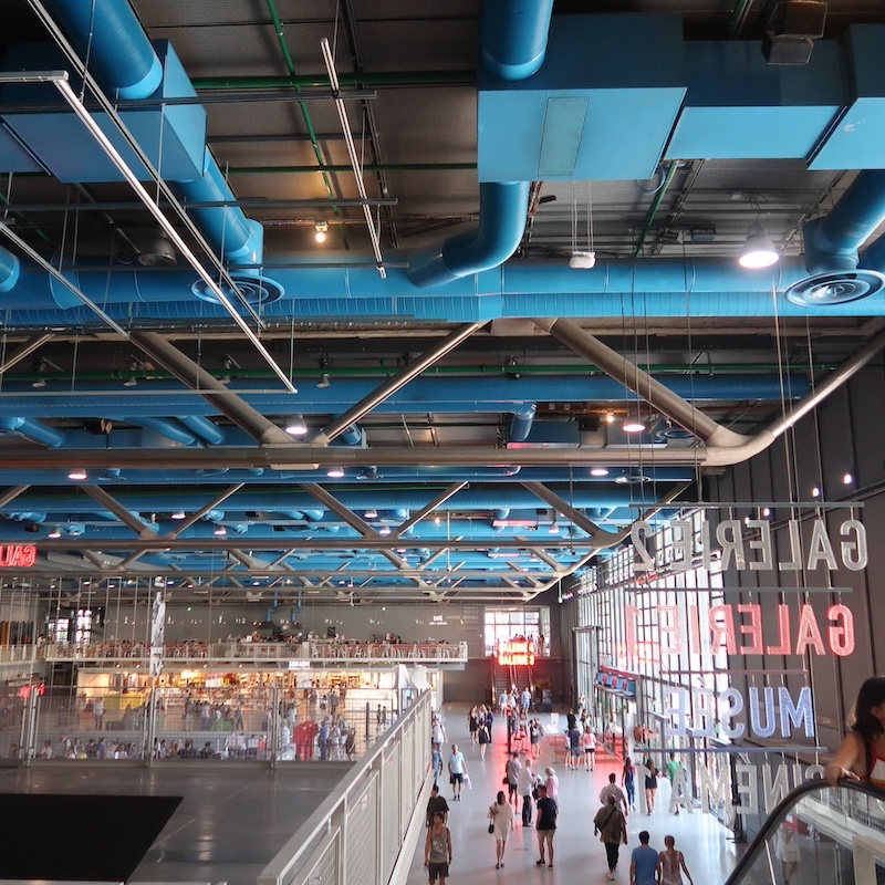 Hall del Centro Pompidou con visitantes esperando para entrar a las exposiciones