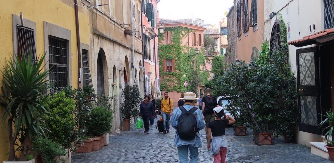 Mónica de Sofi Viajera paseando con su hija por las calles del Trastevere en Roma.