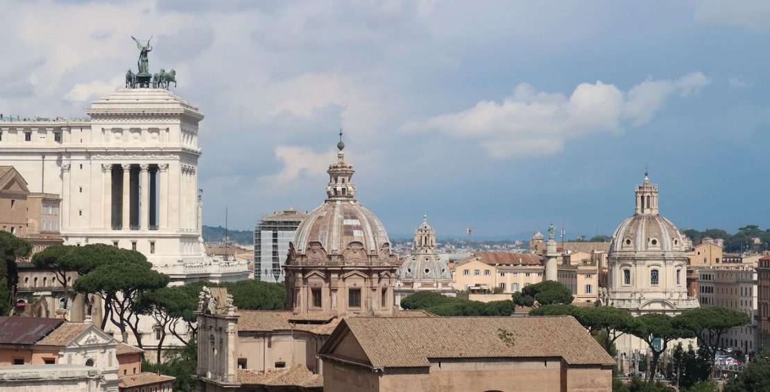 Cúpulas de iglesias con el Monumento a Víctor Manuel II al fondo, Roma, Italia