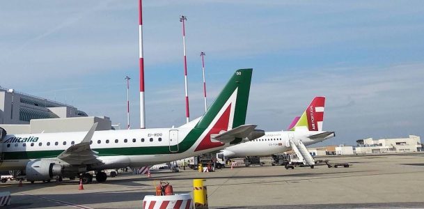 Aviones de pasajeros en la pista del aeropuerto de Fiumicino para explicar cómo ir del aeropuerto de Roma al centro.