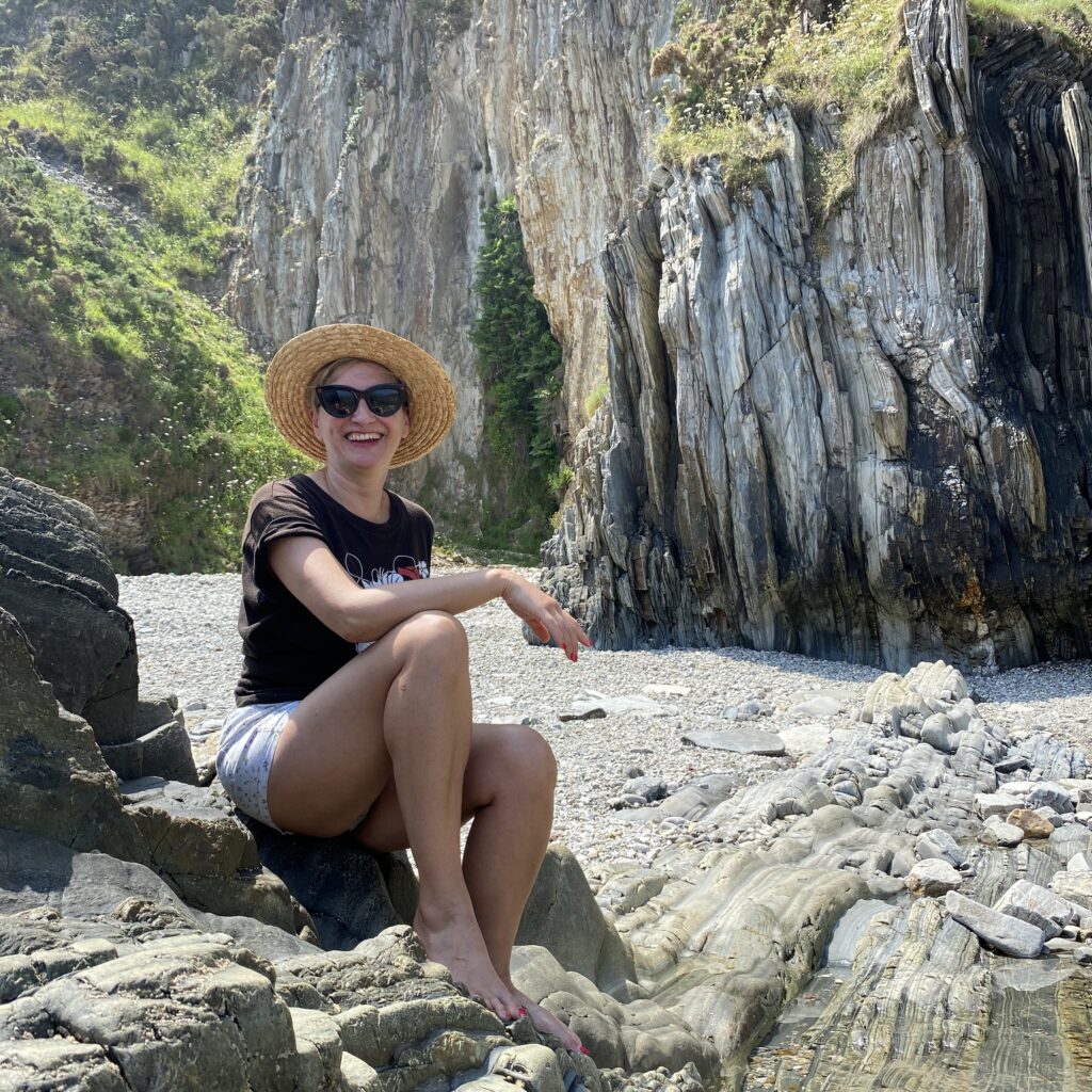 Viajera frente a las rocas en la playa Gueirúa