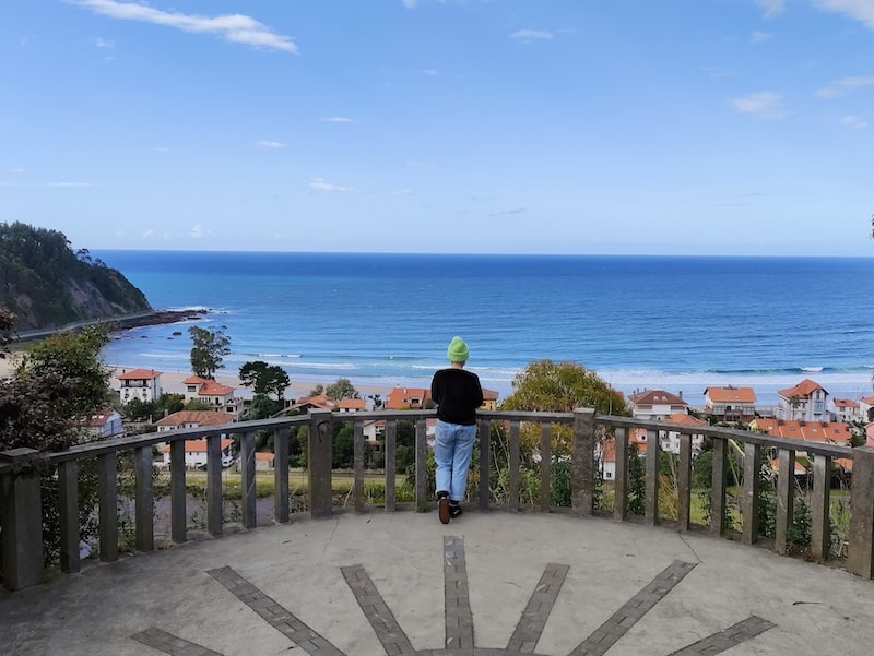 Mónica (el Viaje de Sofi) en un mirador de Ribadesella contemplando el mar Cantábrico y la costa de Asturias.