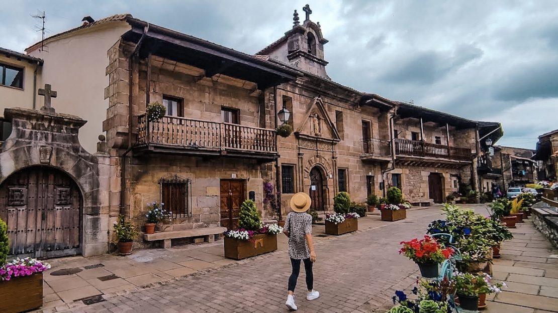 Casas blasonadas de piedra en la Calle Real de Riocorvo, uno de los secretos mejor guardados de Cantabria