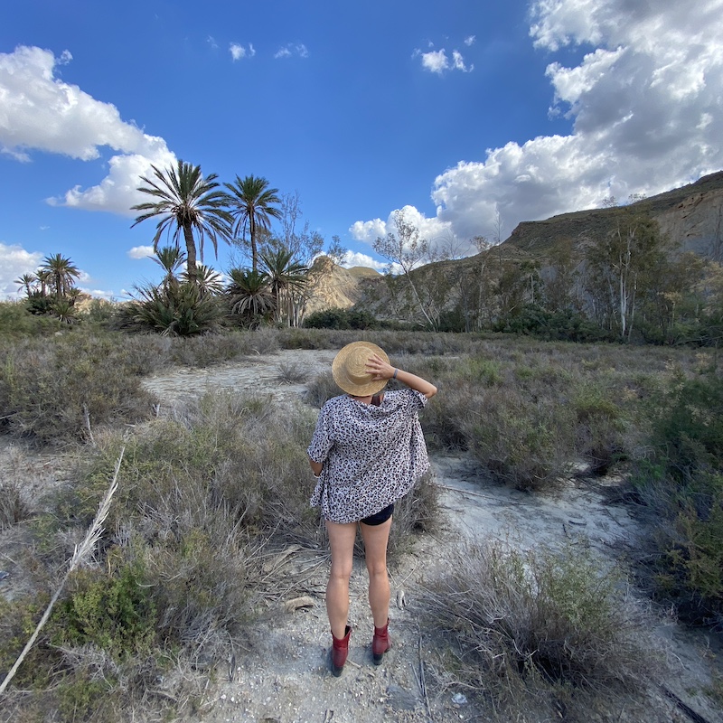 Mónica del blog El Viaje de Sofi posando con el paisaje árido del Desierto de Tabernas en Almería.