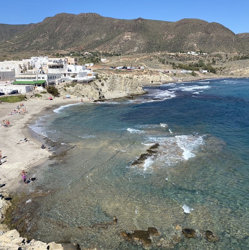 Aguas transparentes y calas urbanas en el pueblo marinero de la Isleta del Moro