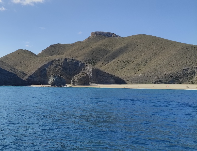 Vistas de la Playa de los Muertos en Carboneras desde la cubierta de un barco