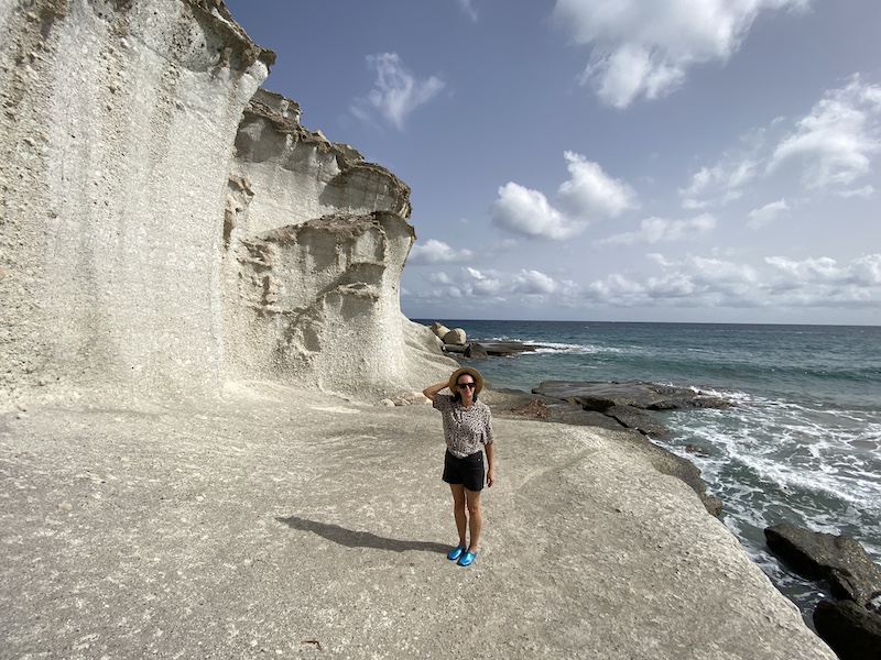 Mónica (el Viaje de Sofi) disfrutando de las paredes de piedra blanca en Cala de Enmedio