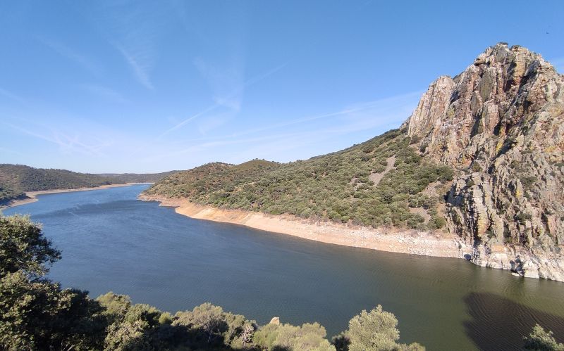 Paisaje de las riberas del río Tajo a su paso por los farallones de cuarcita en Monfragüe