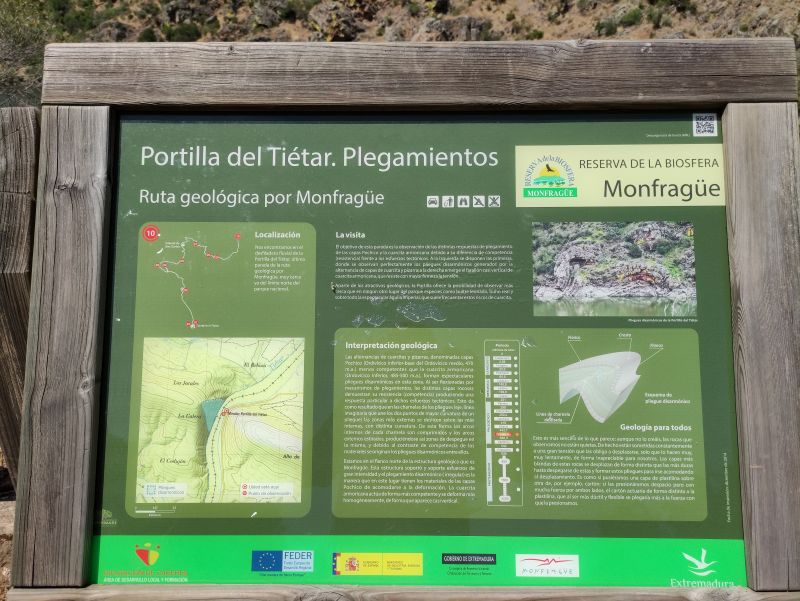 Cartel informativo de la ruta de senderismo Portilla del Tiétar en el Parque Nacional de Monfragüe