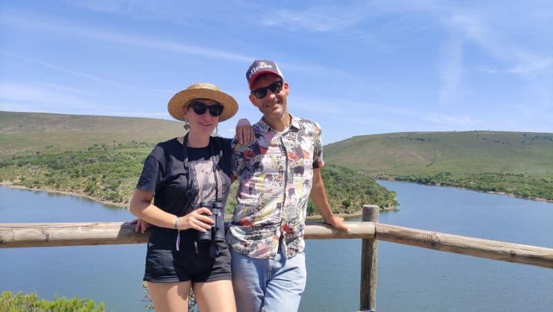 Miguel Santamarina y Mónica Ferreiro de El Viaje de Sofi visitando el Parque Nacional de Monfragüe en Extremadura