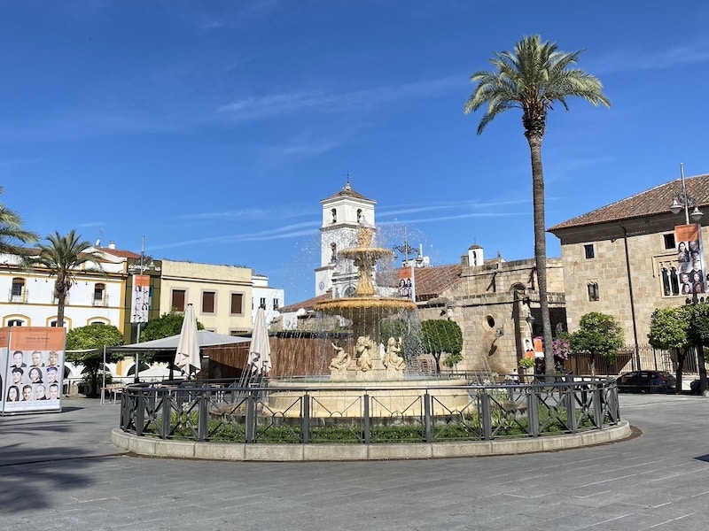 Terrazas y fuentes en la Plaza de España de Mérida
