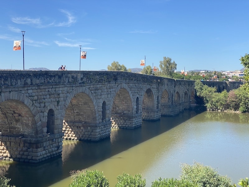 Vista lateral del puente romano sobre el rio Guadiana