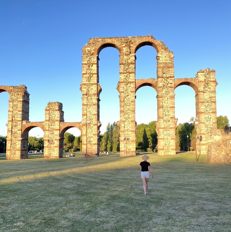 Arcos de granito y ladrillo del Acueducto de los Milagros