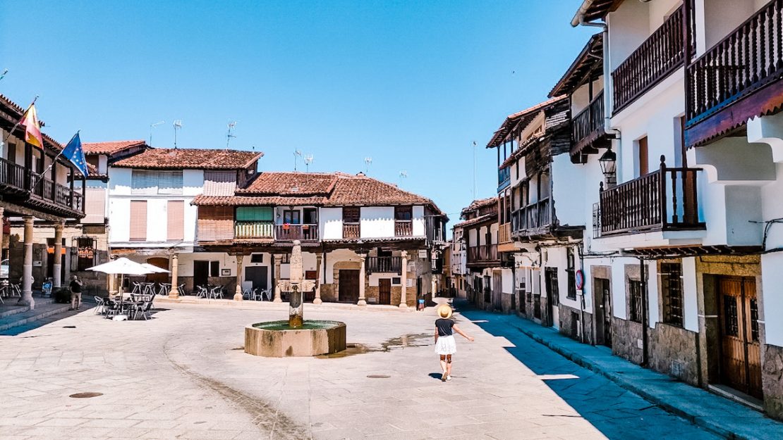 Mónica de elviajedeSofi paseando por la Plaza Mayor de Valverde de la Vera, uno de los pueblos más bonitos de Cáceres.