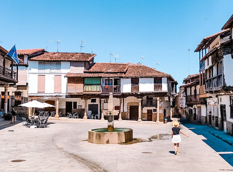 Mónica de elviajedeSofi paseando por la Plaza Mayor de Valverde de la Vera, uno de los pueblos más bonitos de Cáceres.