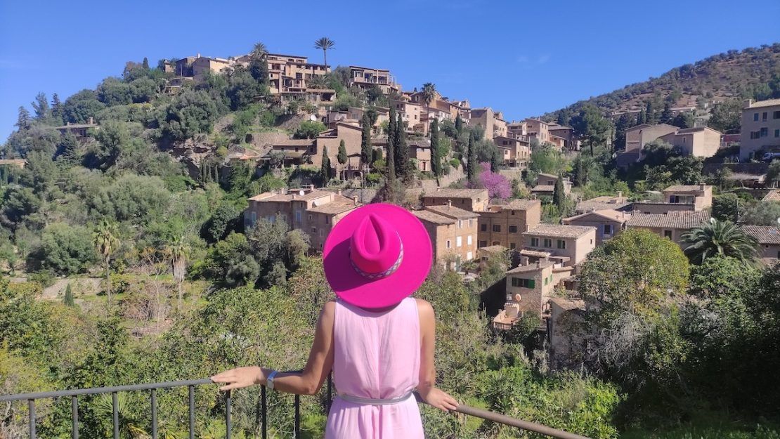El Viaje de Sofi(Mónica), observando el pueblo de Deià con sus casas de piedra dispuestas en cascada sobre la montaña en Mallorca.