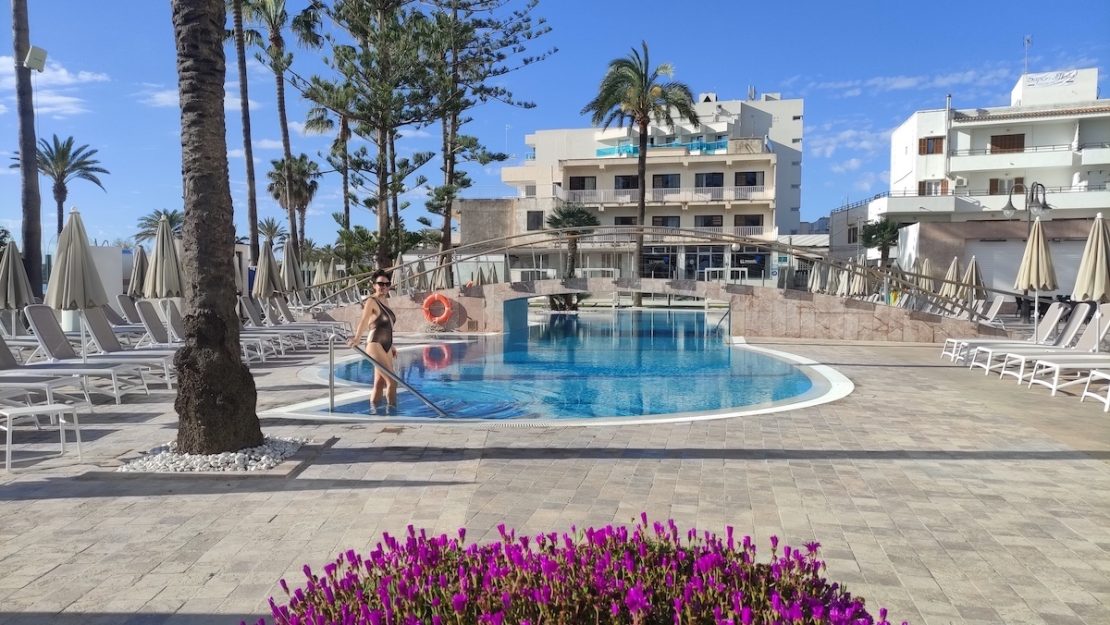 El Viaje de Sofi (Mónica) disfrutando de la piscina de un hotel en Mallorca.