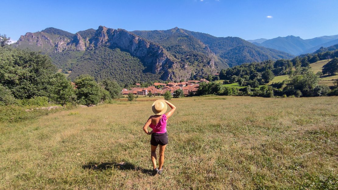 Vista panorámica de Mogrovejo con los Picos de Europa al fondo