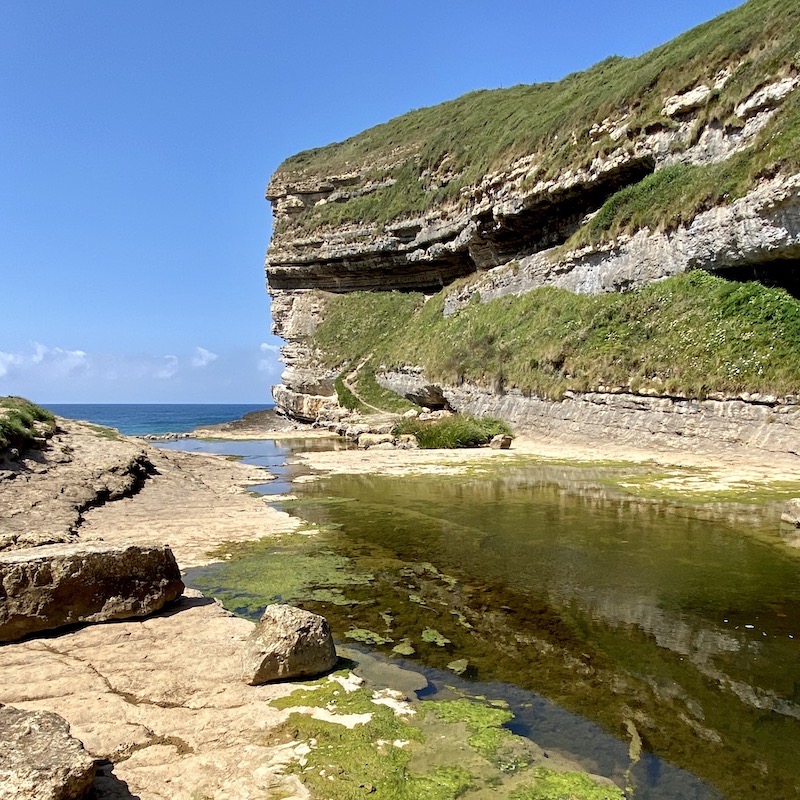 Acantilados cercanos a la cueva de El Soplao con vistas al mar Cantábrico