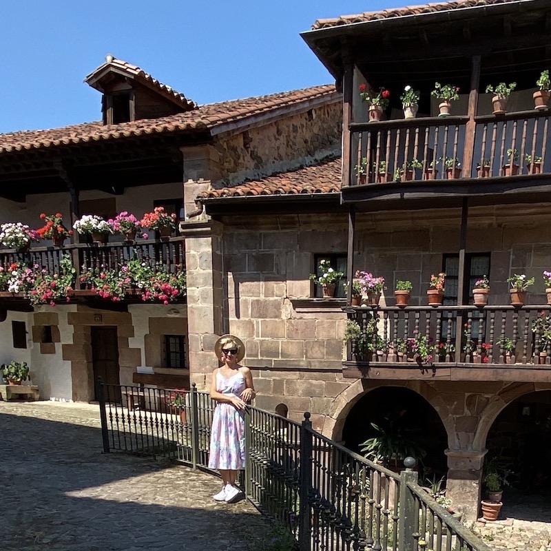 Calle empedrada y casas de piedra en el pueblo de Carmona, Cantabria