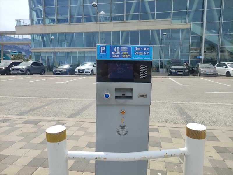 Pantalla del parquímetro de Baleària en Denia mostrando el tiempo de estacionamiento gratuito.