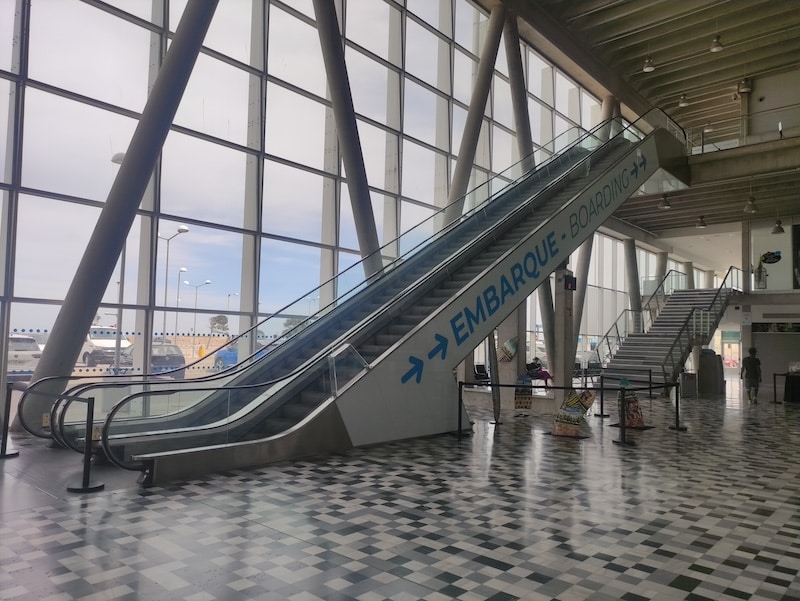 Pasarela y escaleras de acceso para pasajeros que embarcan a pie en el puerto de Denia hacia Mallorca.