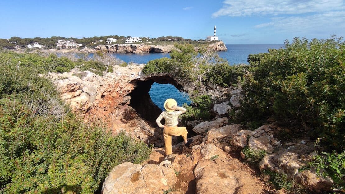 El Viaje de Sofi (Mónica) en el faro de Portocolom y acantilados de Mallorca