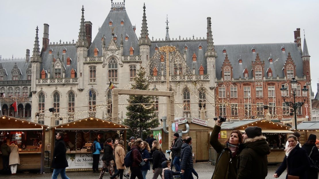 Un destino navideño en Europa con luces, nieve y ambiente festivo.