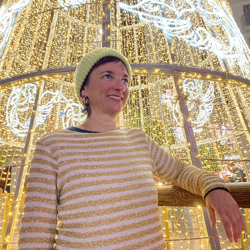 Árbol de Navidad iluminado en la Plaza de la Constitución de Málaga durante la temporada navideña