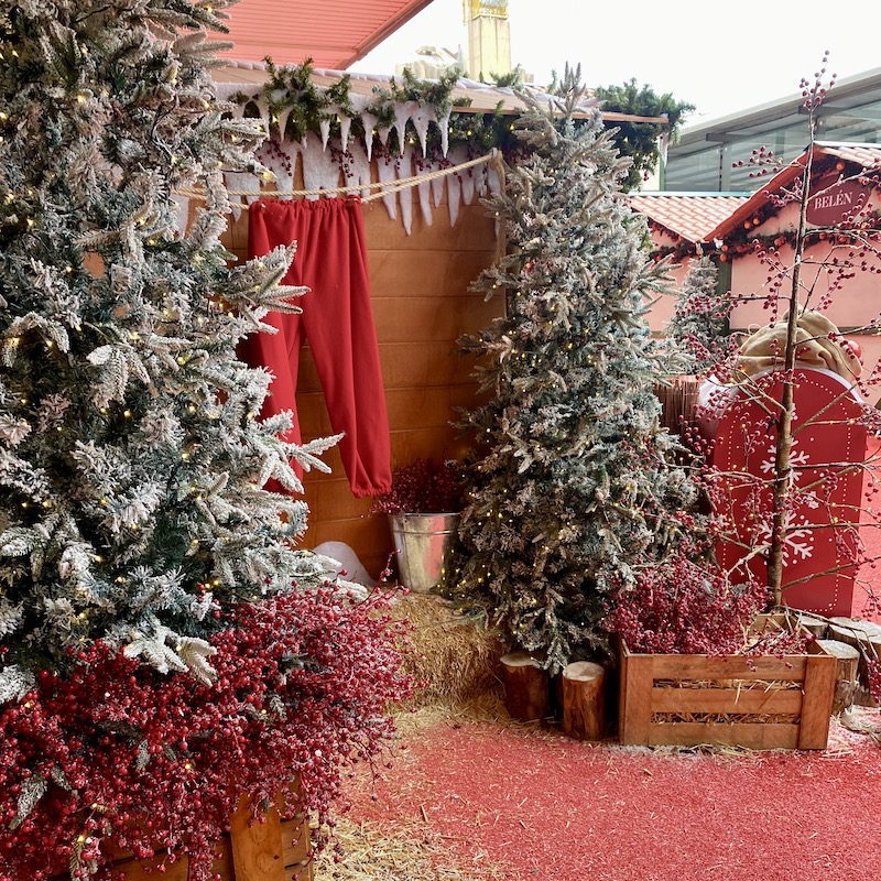Mercado de Navidad en El Corte Inglés de Málaga, con puestos de regalos, decoración y ambiente festivo