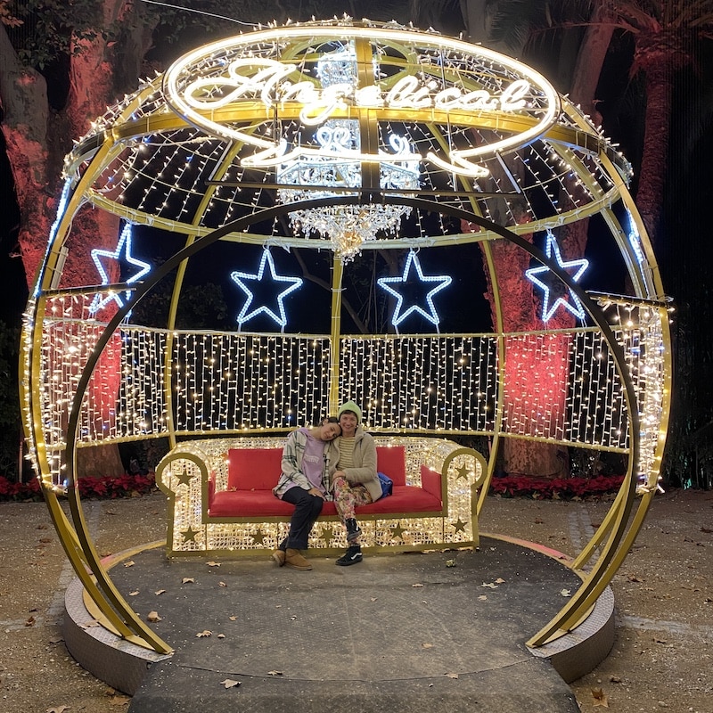 Bola de luces gigante en el Jardín Botánico La Concepción, parte del espectáculo navideño de Málaga