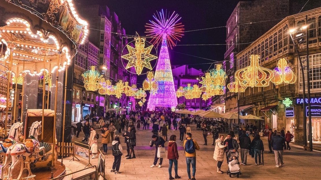 Árbol de Navidad gigante de Porta do Sol en Vigo iluminado por la noche