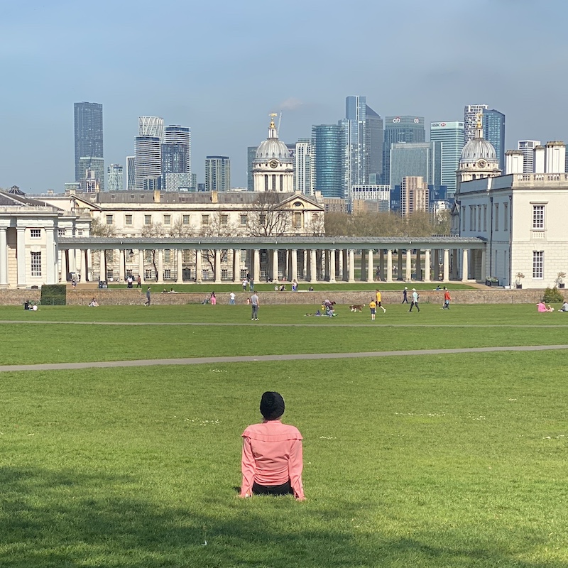 El viaje de Sofi contemplando el skyline de la City de Londres desde el césped de Greenwich Park en primavera.
