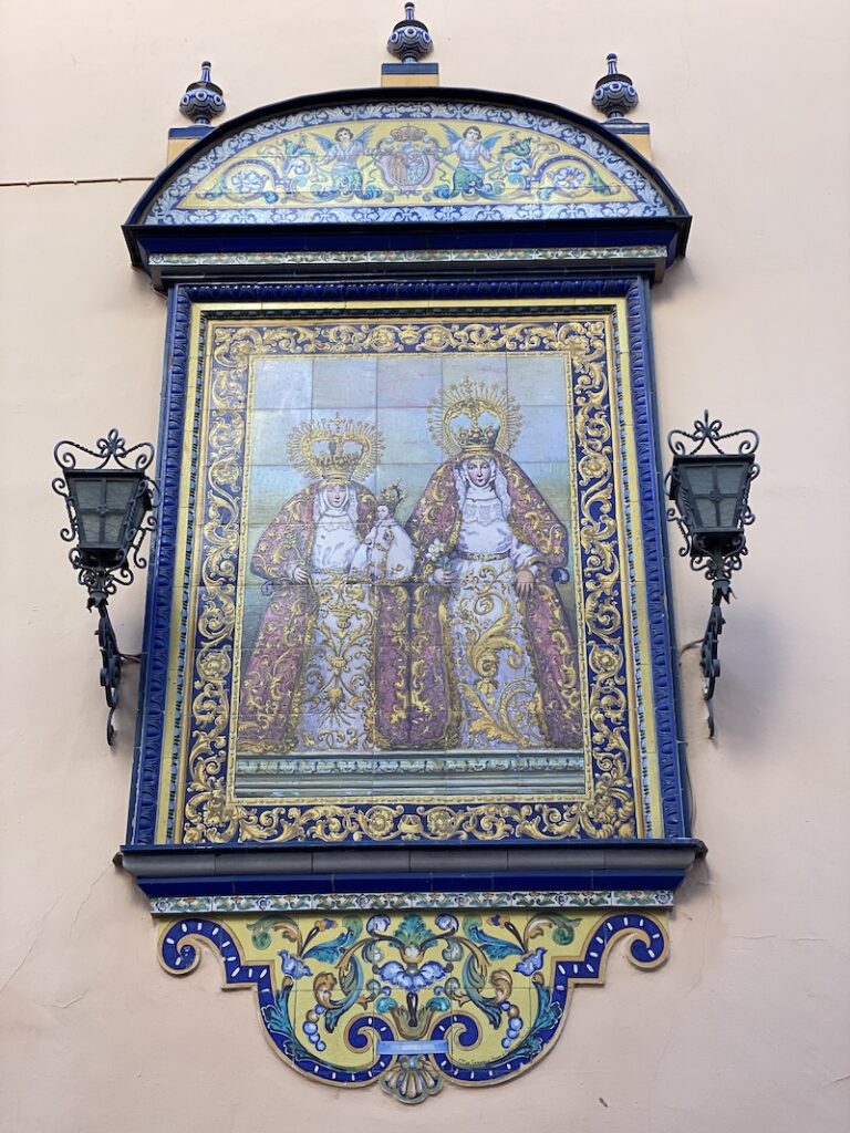 Dos imágenes de Vírgenes en azulejos decorados típicos de las fachadas de Sevilla.